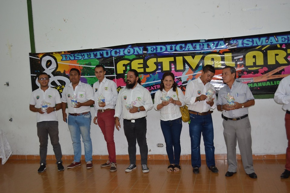 Instructores de la casa de la cultura en diferentes modalidades junto al rector Orlando Salas Macías.